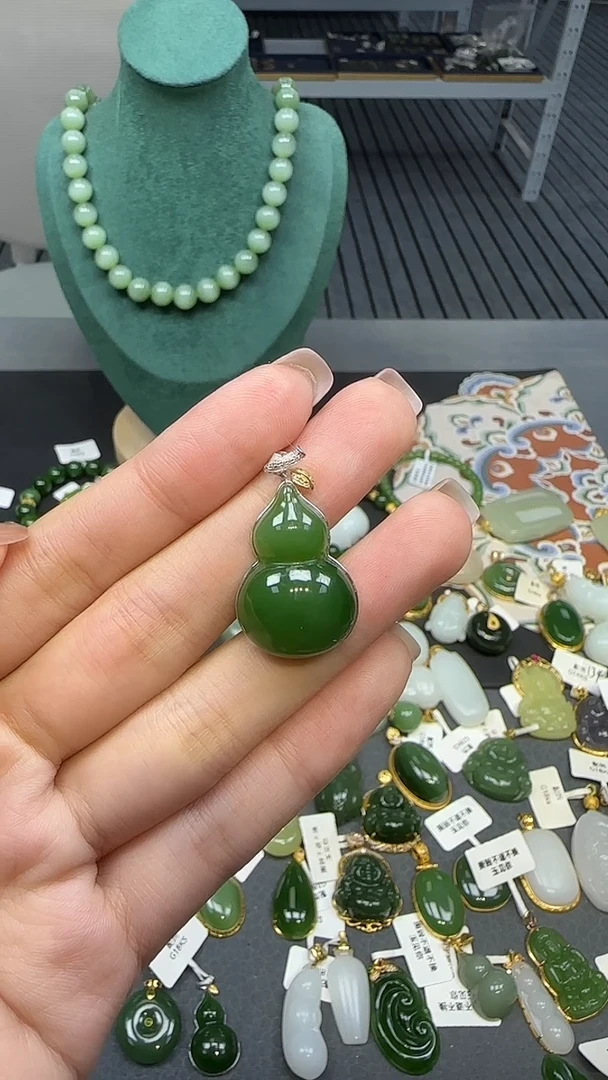 18K金镶嵌和田玉挂件1
