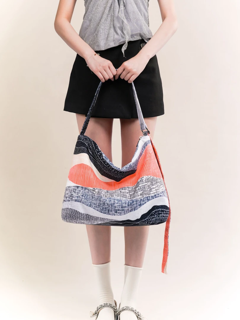 无则艺【宽肩带】黑色山峦艺术潮流时尚原创印花多用男女通用单肩包