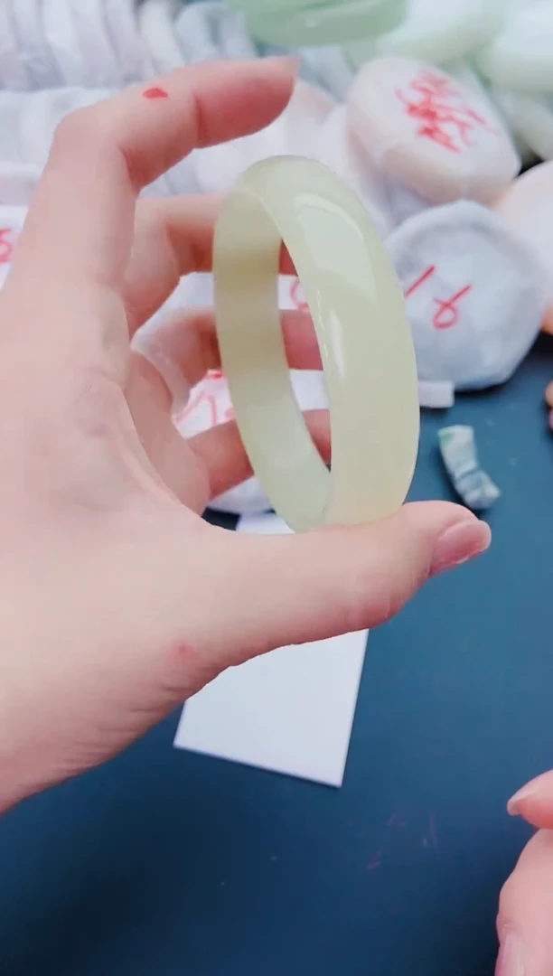 未镶嵌手镯石英质玉H126-62-63