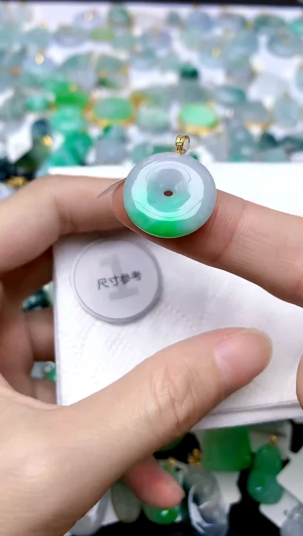 颈饰18K金镶嵌翡翠天然A货翡翠