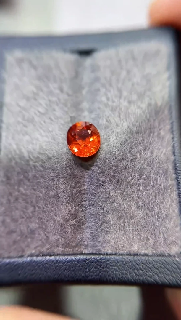 未镶嵌裸石石榴石（芬达石）一粒2.85ct