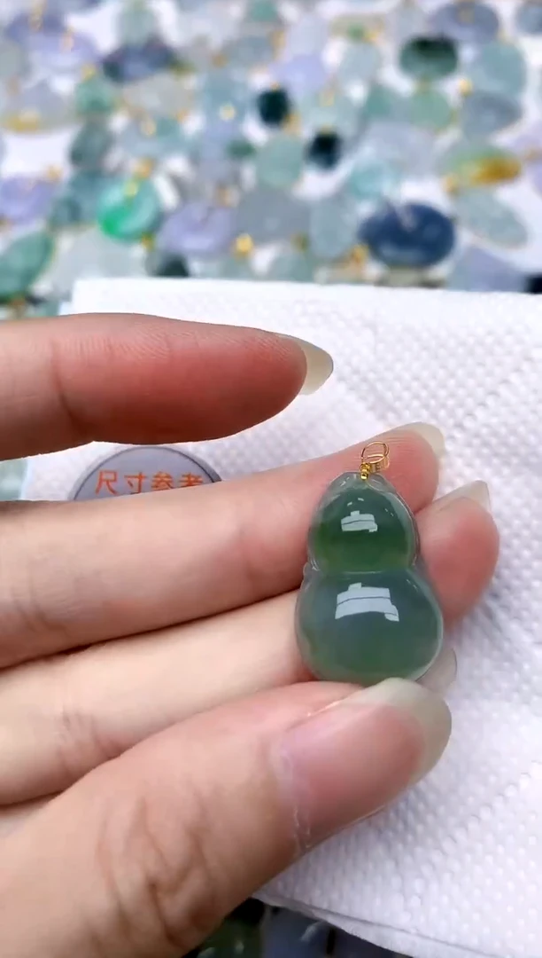 颈饰18K金镶嵌翡翠天然A货翡翠