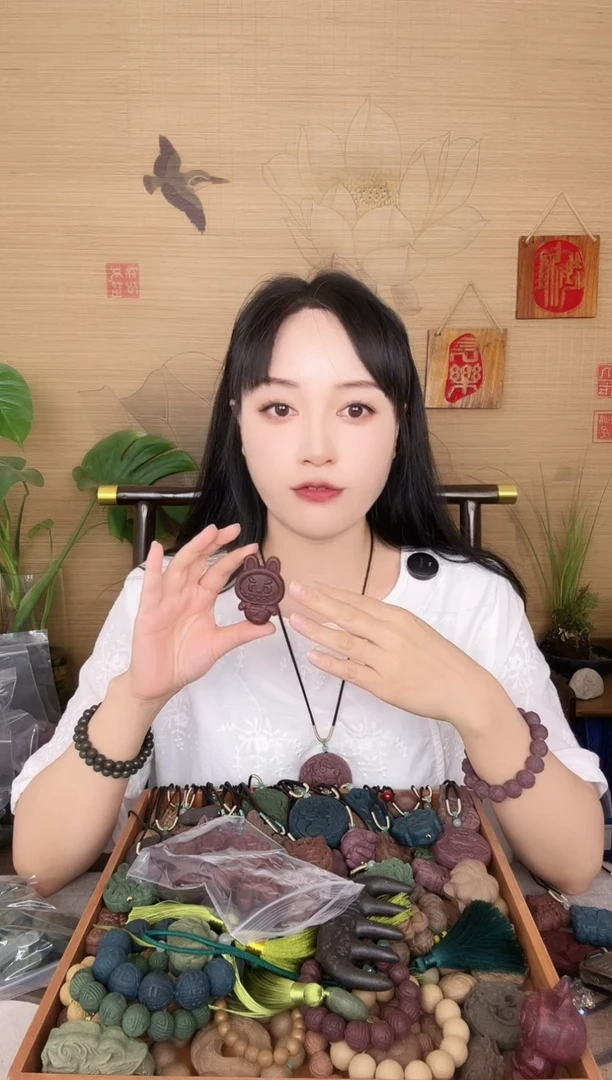 泥塑红麝香拉布布