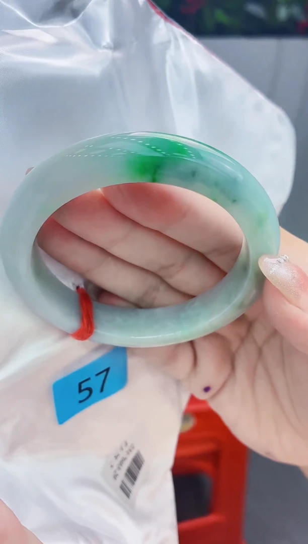 翡翠手镯未镶嵌翡翠手镯