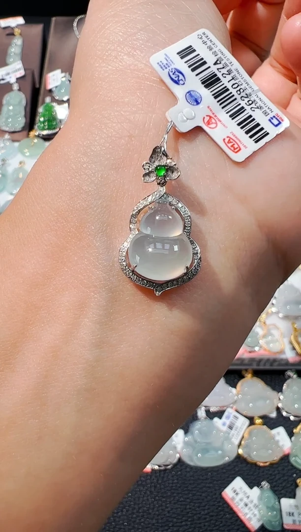 吊坠(不含链)18K金镶嵌翡翠葫芦吊坠127A
