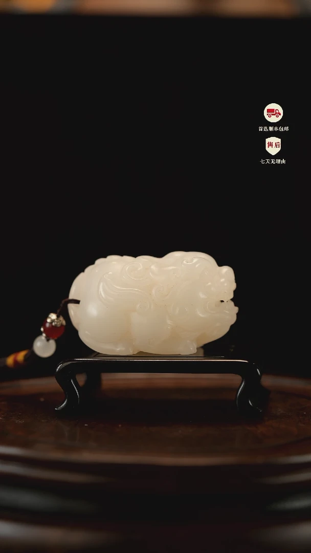 云南石荔枝白雕刻：纳福貔貅手把件摆件