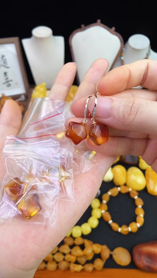 琥珀未镶嵌珠宝奇石多样性发其一