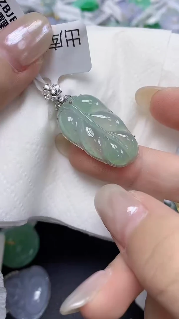 翡翠18K金镶嵌颈饰天然缅甸翡翠A货