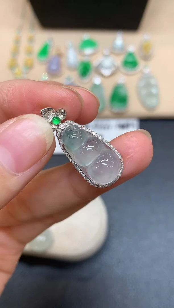 颈饰18K金镶嵌翡翠福豆【无服务费