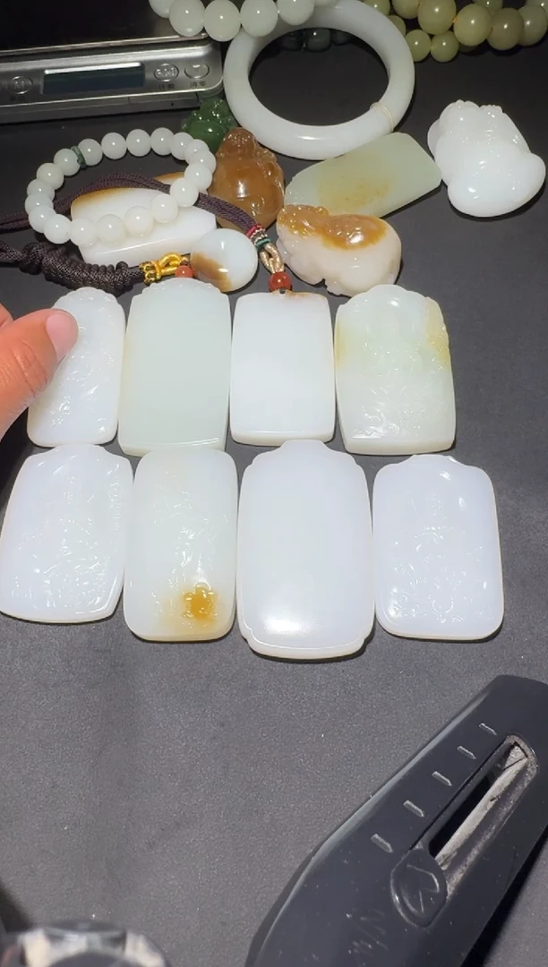 未镶嵌和田玉（糖玉）挂件和田玉