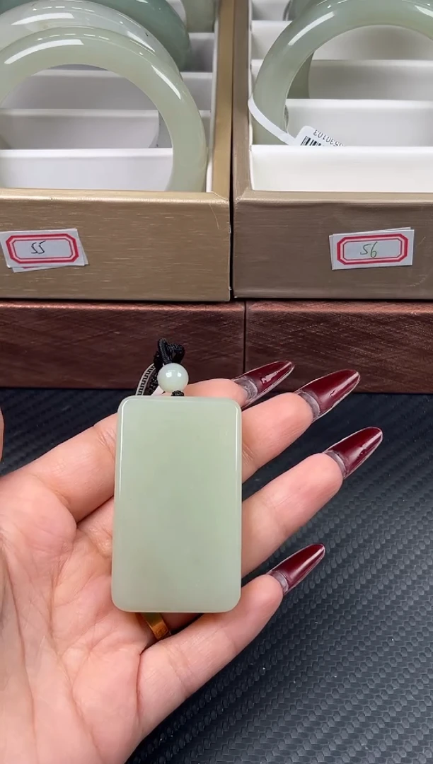 吊坠(赠链)未镶嵌和田玉且末迪克兰二细微色差吊坠Jm