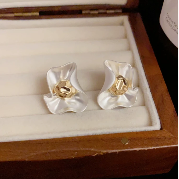 铜合金耳饰 金属花瓣耳钉时尚百搭气质轻奢高级设计师款耳饰
