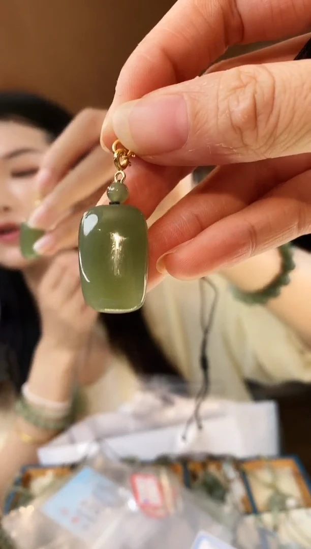 和田玉未镶嵌颈饰无事牌