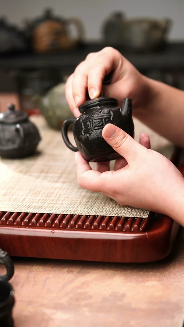 归玉堂冰碛岩重工雕刻吉祥壶