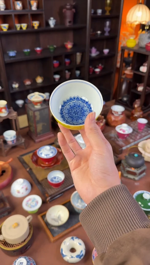 景德镇黄地青花内绘宝相花杯