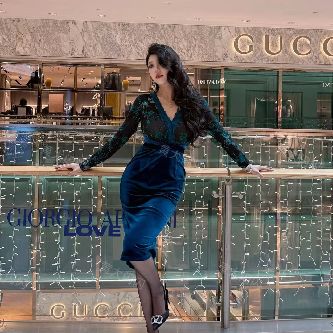 闪闪推荐【孔雀翎】随拍气质有弹力纯欲植绒长袖连衣裙SSK1261