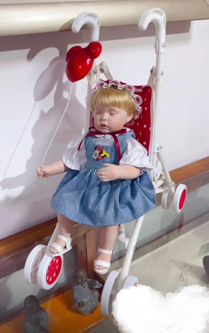 国外艺术家古董陶瓷娃娃，售出不退换，顺丰到付，当面验收。