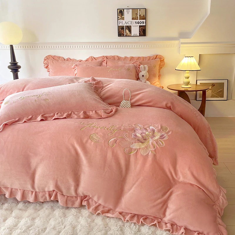 冬季加厚绣花牛奶绒四件套轻奢刺绣双面绒花边绒被套床裙床上用品