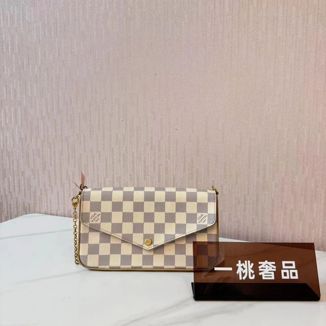 95新 LV 一桃/实际97新/LV 白色棋盘格三合一斜挎