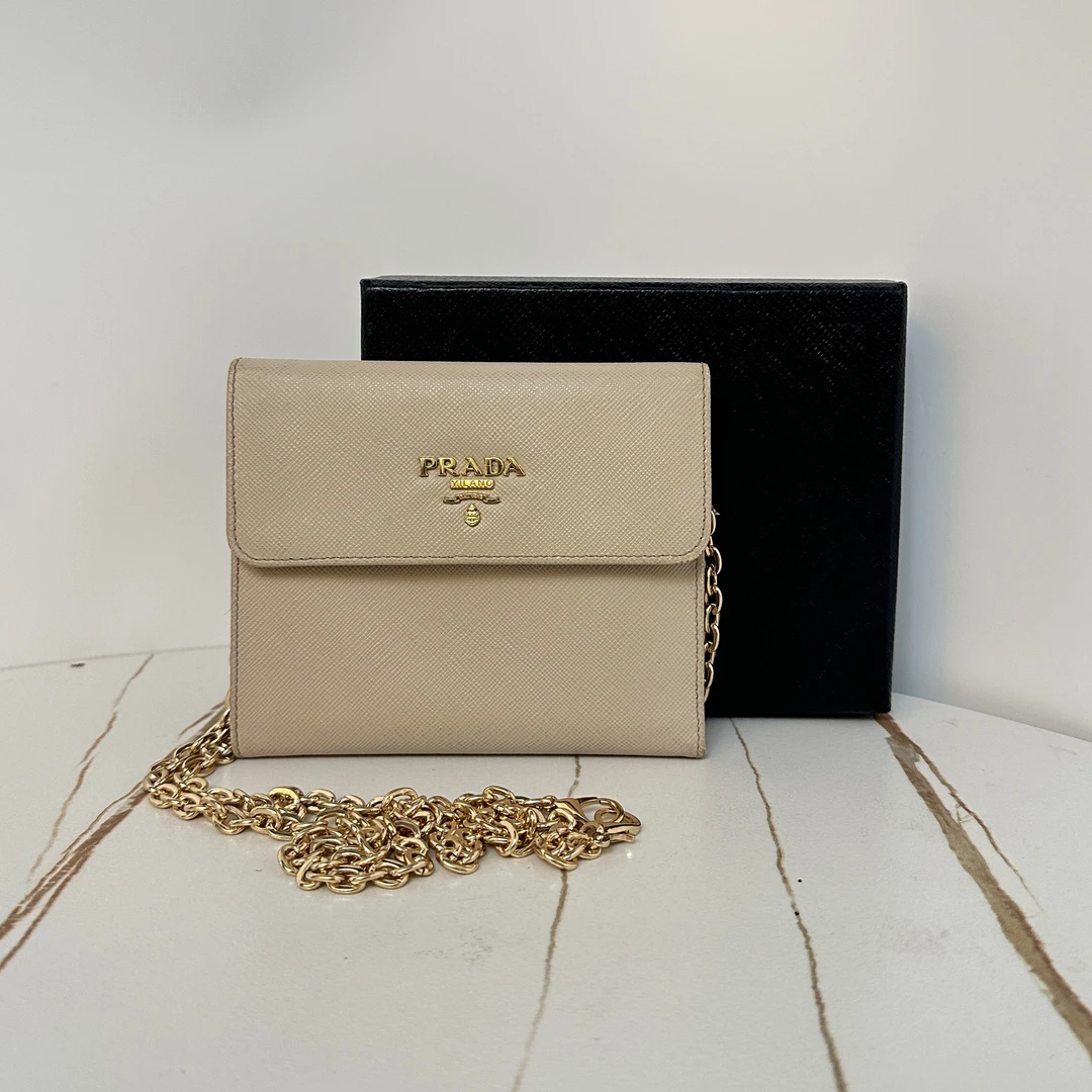 95新 Prada/普拉达 一桃/普拉达 按扣折叠钱包（链条后配）