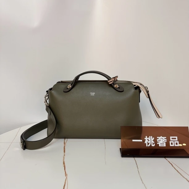 95新 FENDI/芬迪 一桃/实际98新/芬迪 by the way手提斜挎