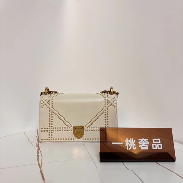 95新 DIOR/迪奥 一桃/实际97新/迪奥 盾牌白色斜挎包