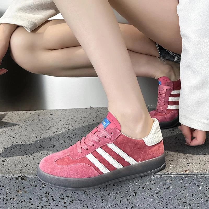 2025春夏透气新款德训鞋拼接三杠平底T头鞋红色休闲阿甘鞋女