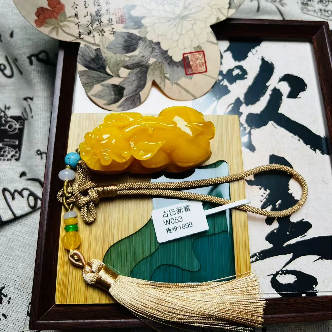 W053古巴新蜜俄黄貔貅手把件