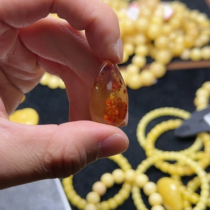 琥珀裸石未镶嵌吊坠