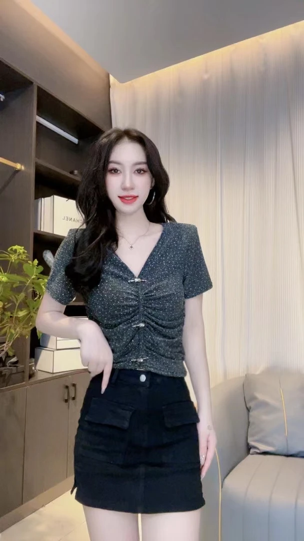 设计感金属扣细闪V领短袖T恤夏季新款时尚修身显瘦休闲套头上衣女