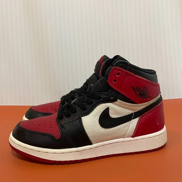 37.5码 AJ1黑白红 市价2399 二手无原盒 90新