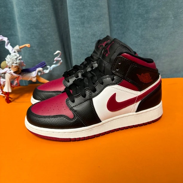 39码 AJ1黑白红 市价1189 无原盒 二手成色很不错
