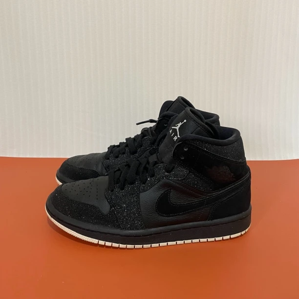 37.5码 aj1磨砂黑 市价1999 有原盒 99新