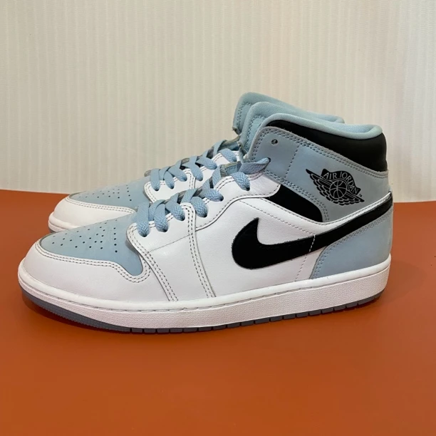 42.5码 aj1白蓝 市价999 无原盒 99新