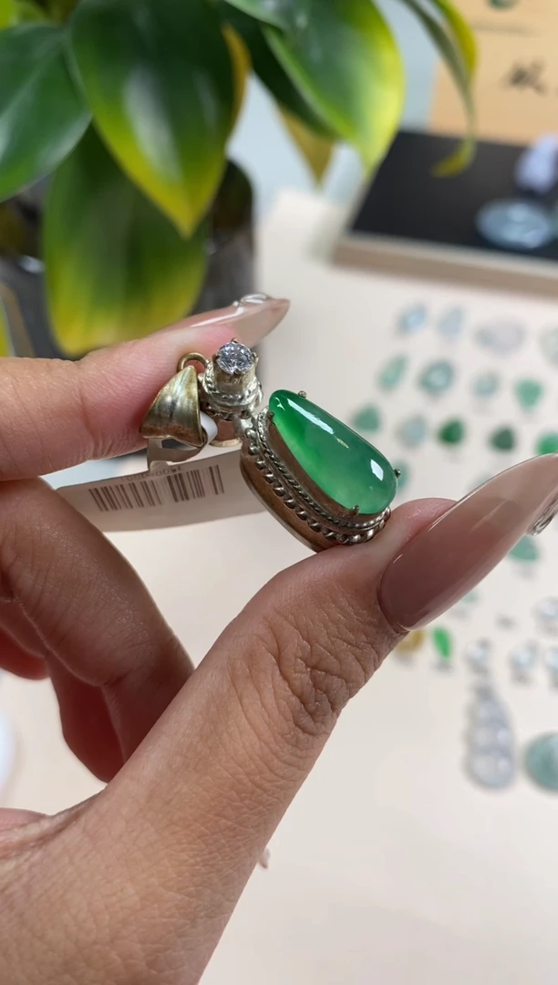 【闪购商品】翡翠颈饰未镶嵌翡翠冰绿裸石