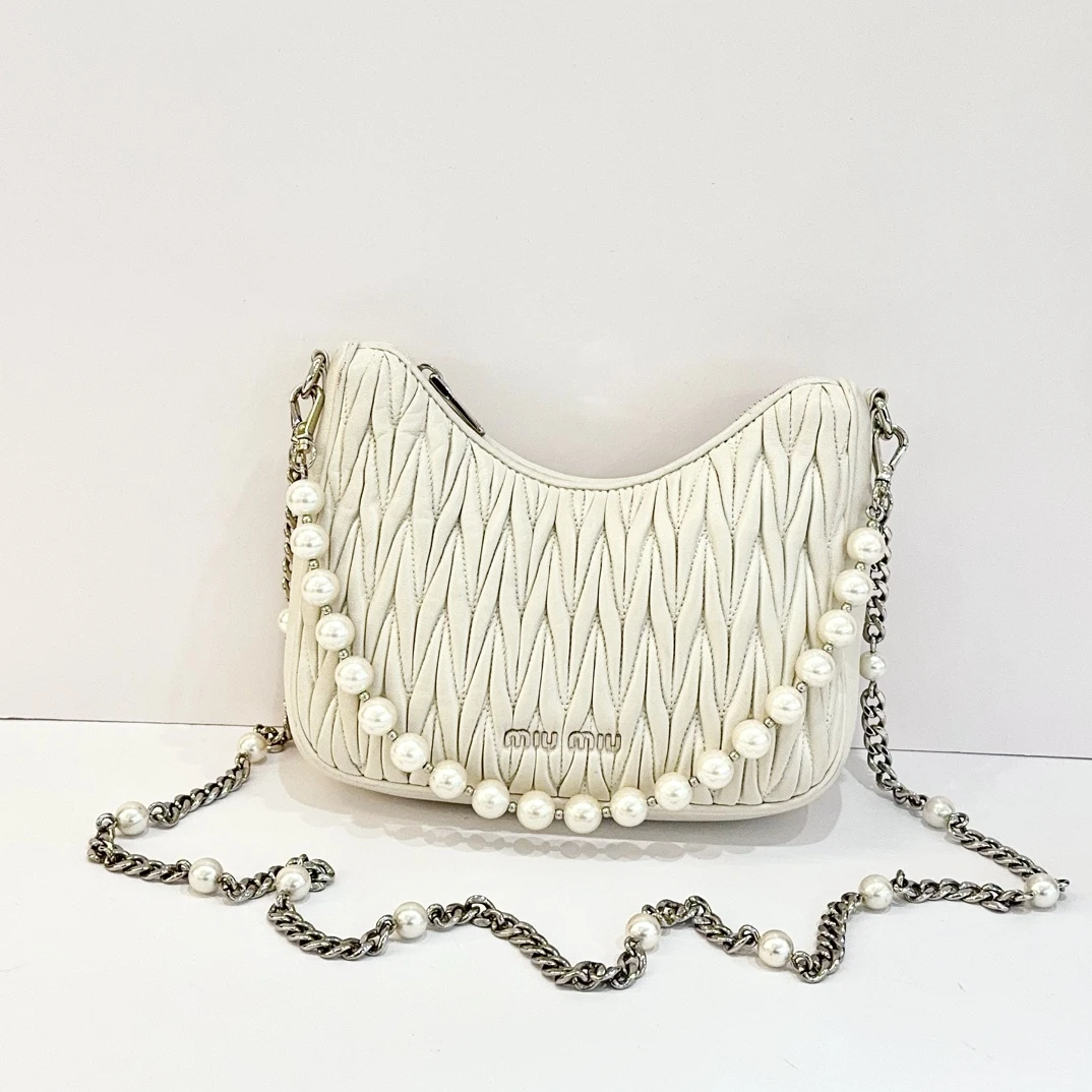 99新 MIU MIU/缪缪 7姐专场/Matelasse 褶皱珍珠链条月牙包