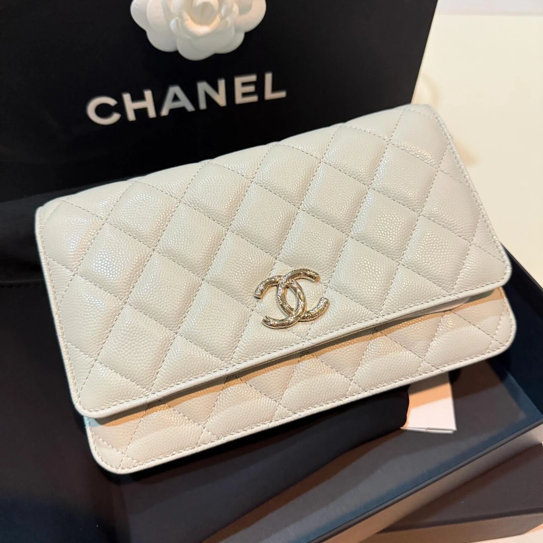 全新未使用 Chanel/香奈儿 蔚蓝/24S荔枝牛雕花金扣发财包woc