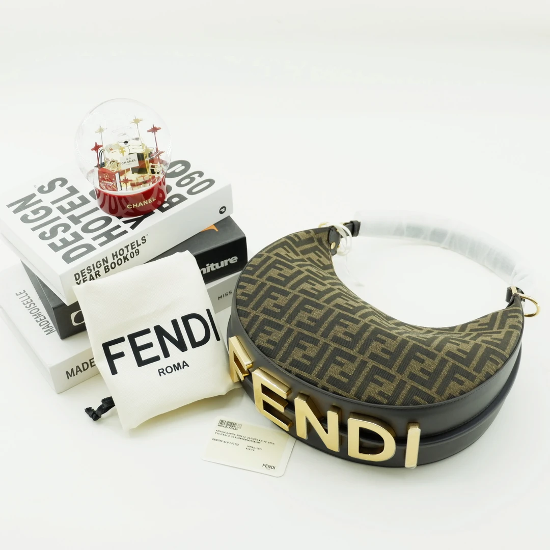 全新未使用 FENDI/芬迪 新款老花豌豆月亮单肩包