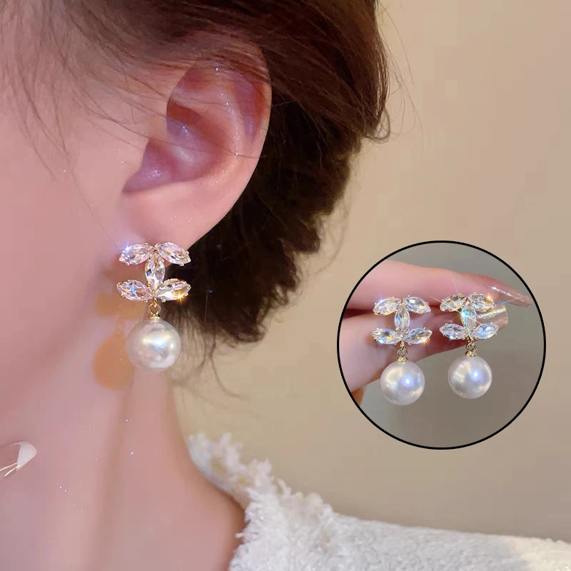 铜合金合成锆石耳饰 气质小香风珠珠精致耳坠字母双c轻奢耳钉女