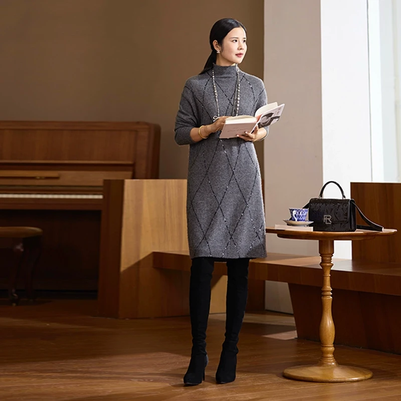 COLINWANG-重工手工珠片菱格纹高领羊绒连衣裙张若愚