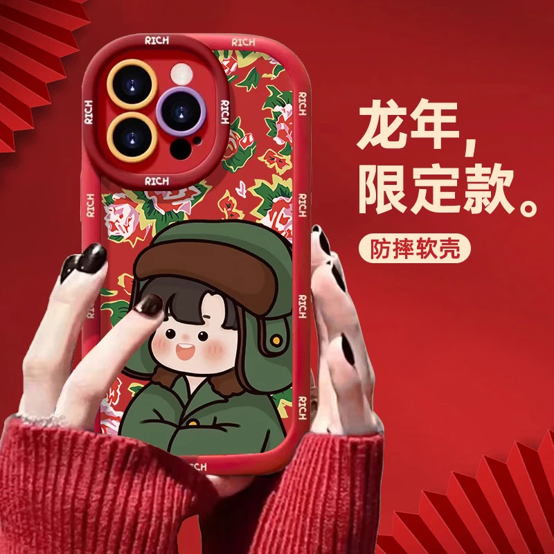 东北军衣装男孩苹果15iPhone14promax手机壳红色泡芙软胶全包情侣