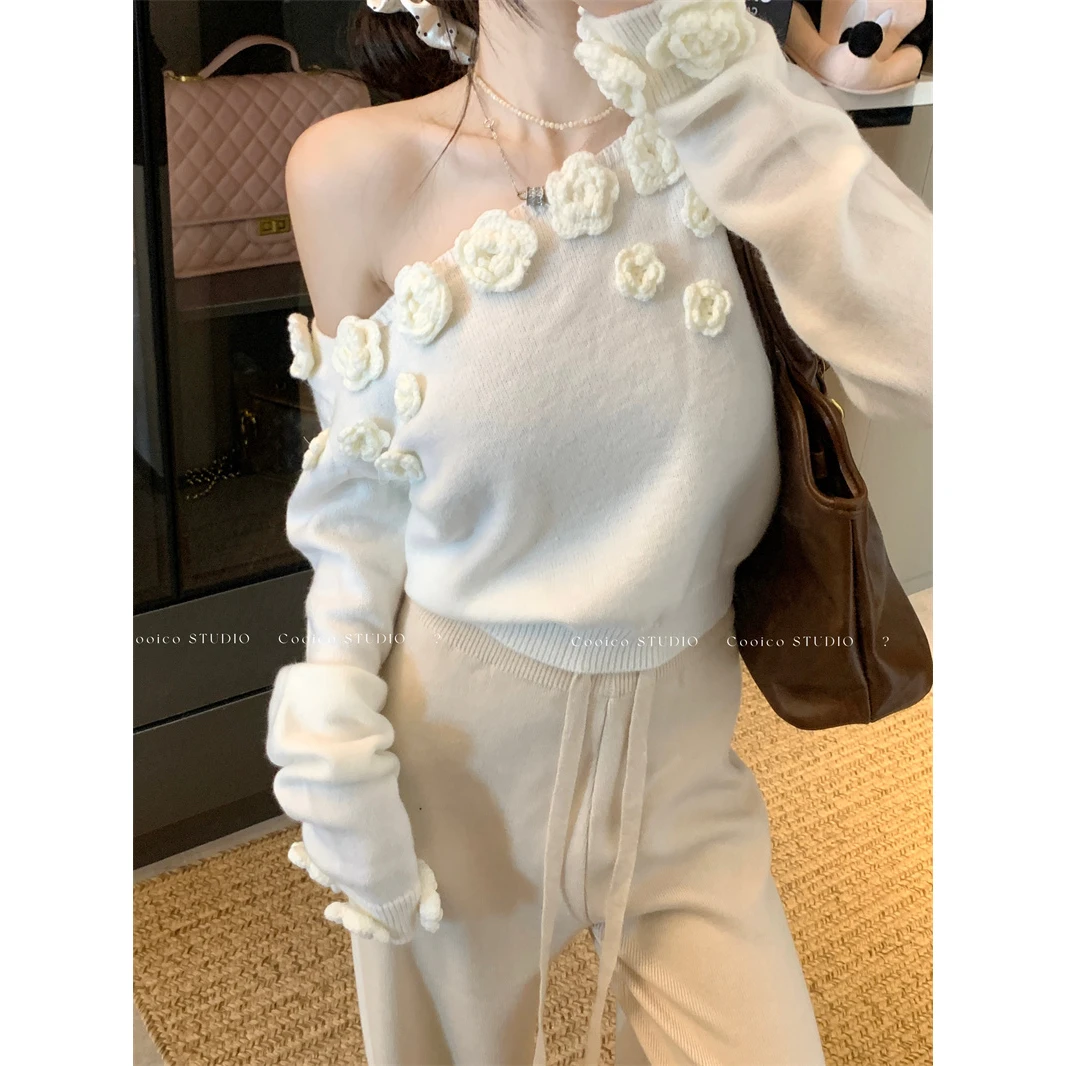 法式立体花朵斜肩针织衫女秋季白色长袖毛衣纯欲别致短款露肩上衣