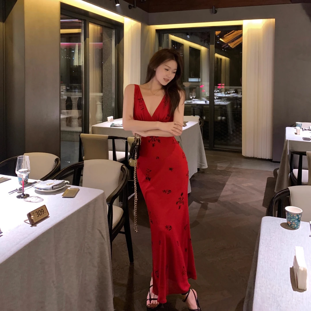 热恋裙~复古红色V领吊带连衣裙女收腰斜裁度假长裙修身包臀裙裙子