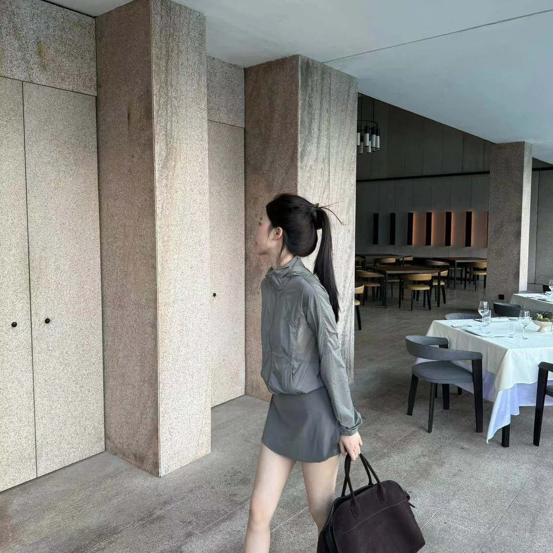 高端精致辣妹气质灰色运动包臀半身裤裙搭配长袖上衣显瘦高腰短款