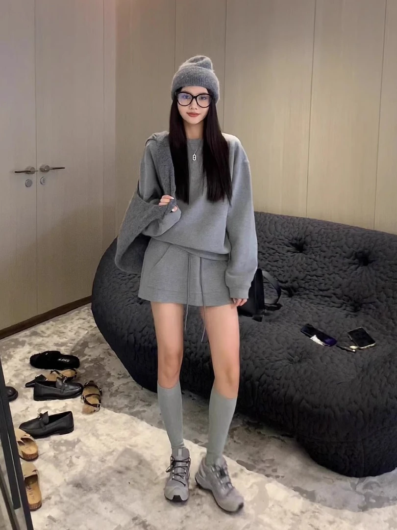 今年流行漂亮套装纯色圆领长袖卫衣秋冬小个子高腰短裙加绒两件套