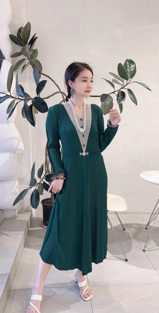 艺梵尘—欧洲站褶皱龙鳞褶皱显瘦连衣裙女装连衣裙气质长袖秋冬