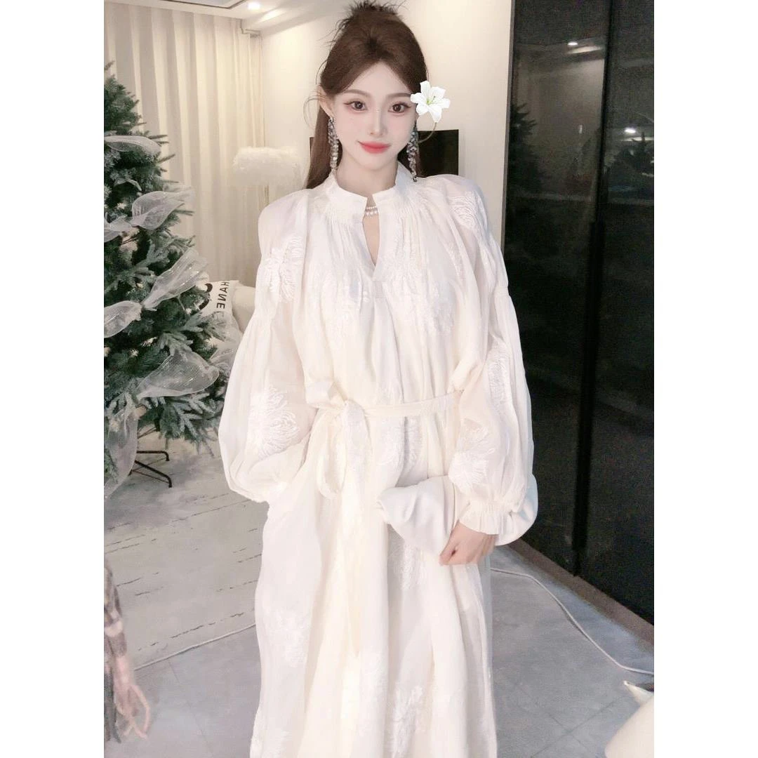 2024新款春秋高级感法式重工白色刺绣宽松显瘦灯笼袖女装连衣裙