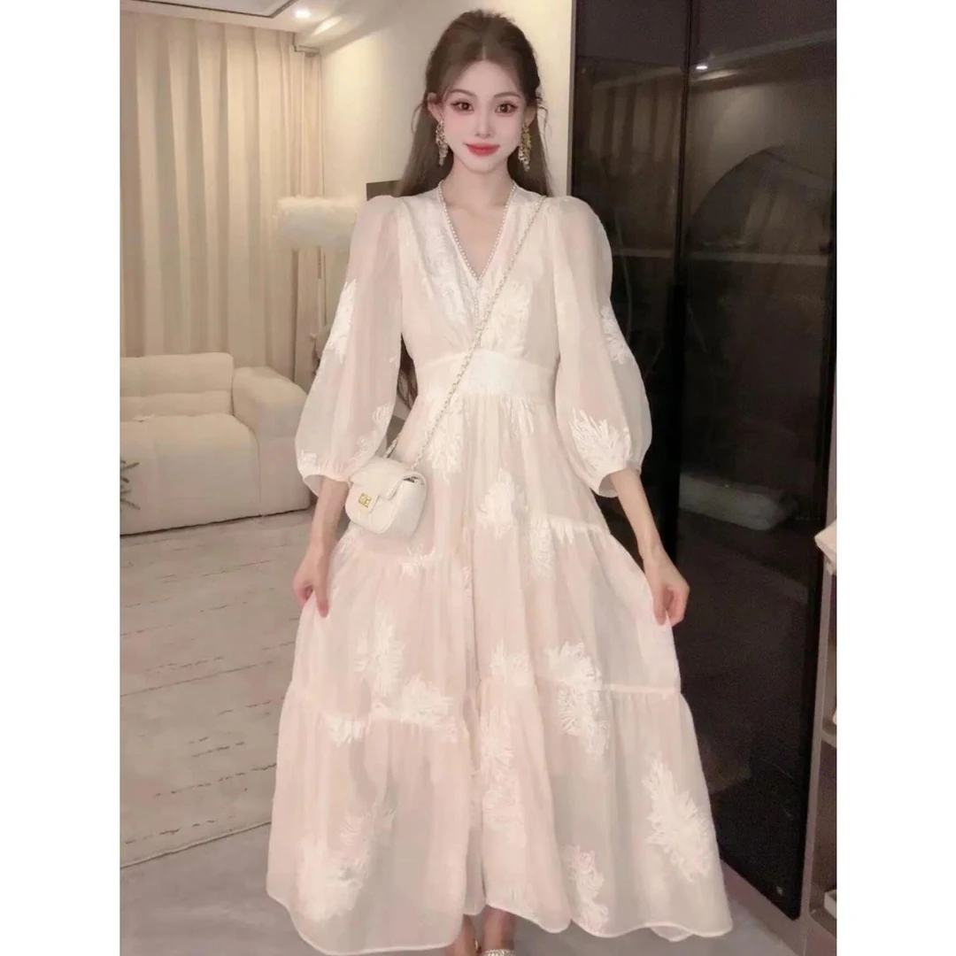 2024夏季气质时尚收腰复古国风泡泡袖V领连衣裙刺绣新中式长裙女