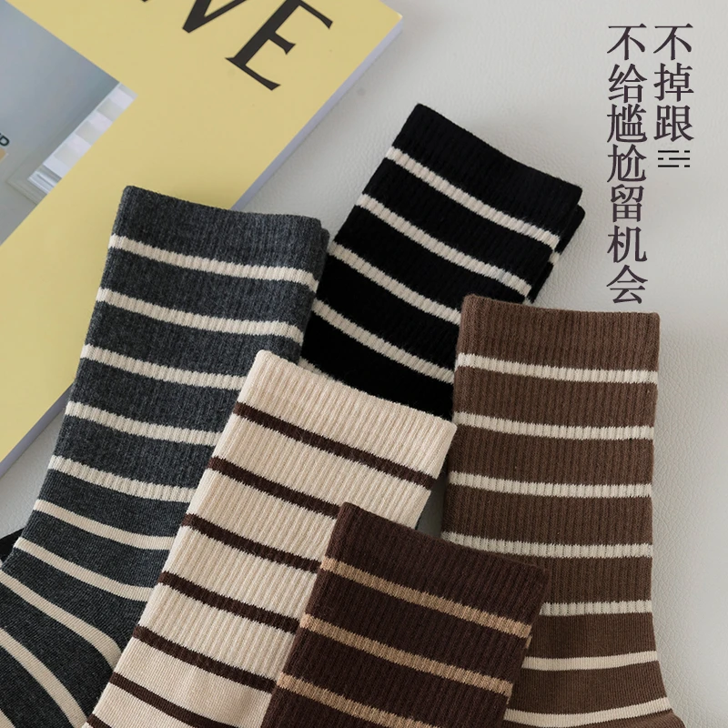 黑白春秋款女士时尚中筒条纹袜子柔软百搭运动棉袜长筒堆堆袜女款