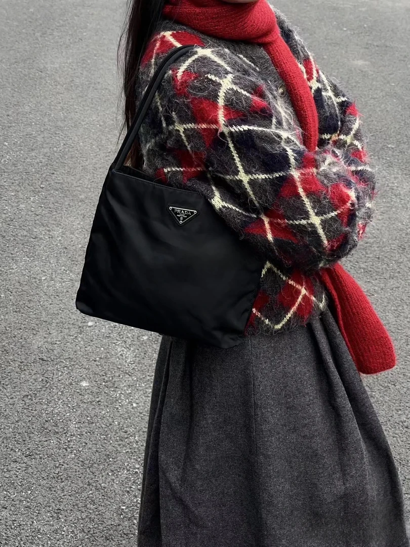 95新 Prada/普拉达 小号黑银尼龙托特24单肩包